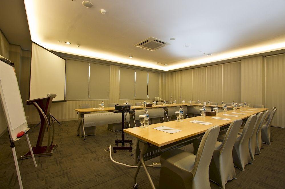 Hotel 88 Grogol Jakarta By Wh Exterior foto