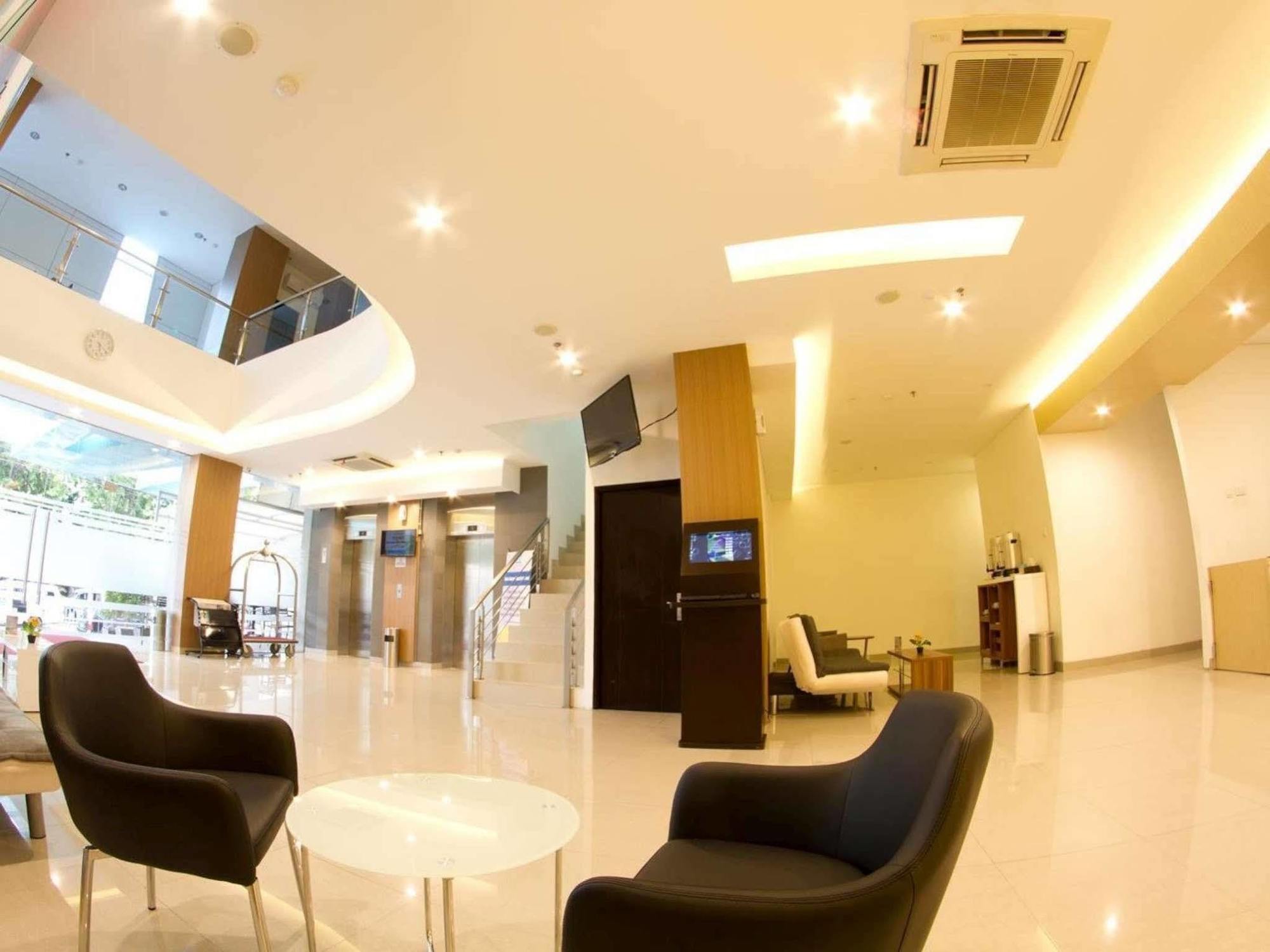 Hotel 88 Grogol Jakarta By Wh Exterior foto